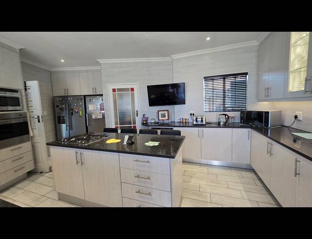 3 BEDROOM FREEHOLD FOR SALE IN BRACKENDOWNS